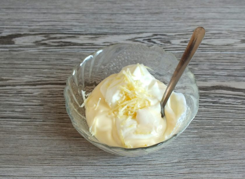 1. Этап. Салат из брокколи, цветной капусты и фасоли: В отдельной чаше смешайте майонез со сметаной. Добавьте измельченный чеснок. Перемешайте.