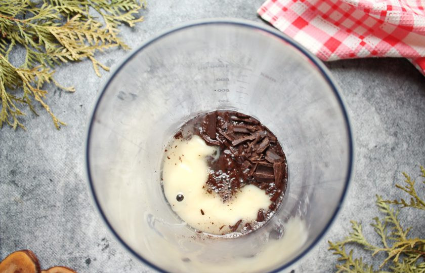 1. Этап. Глянцевая шоколадная глазурь для торта: Влейте к шоколаду со сгущенкой набухший желатин и горячую сахарную массу. Все пробейте блендером до однородной массы.