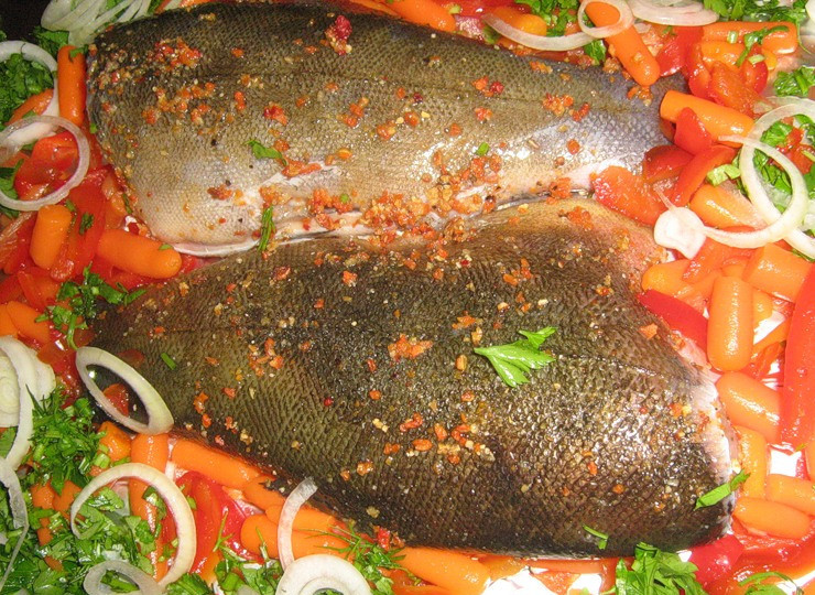 1. Этап. Линь с овощами: 3. Рыба получается невероятно пикантная и вкусная. За десять минут до готовности можно притрусить ее зеленью петрушки. То же самое рекомендуется сделать и при подаче на стол.