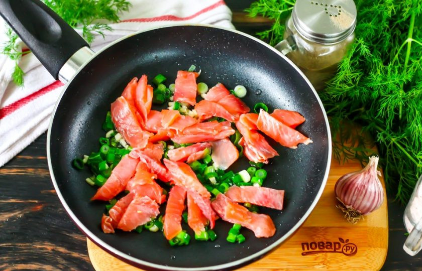 1. Этап. Паста с лососем: В это время нарежьте кусочками филе лосося, добавьте его на сковороду. Обжарьте около 2 минут, время от времени перемешивая.