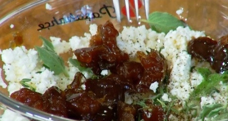 1. Этап. Цыплята в духовке: Инжир нарезаем на кусочки и добавляем в творог. Инжир из варенья можно заменить на сушеный. В этом случае проварите его немного в кипятке или замочите в крепком чае.