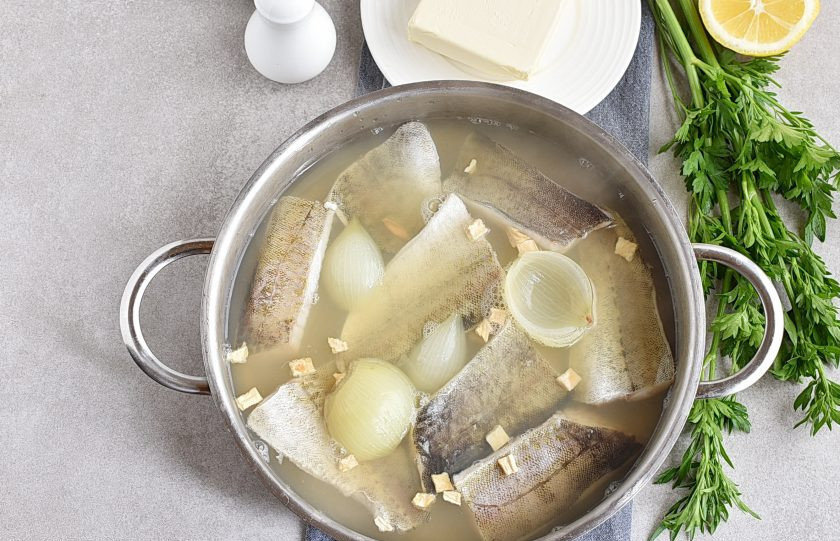 1. Этап. Треска по-польски: Филе выложите в низкий сотейник в один слой, залейте кипящим рыбным бульоном или просто кипятком, добавьте сельдерей и луковицу, разрезанную пополам. Посолите и поперчите. Варите без признаков кипения 5-7 минут, в зависимости от толщины филе.
