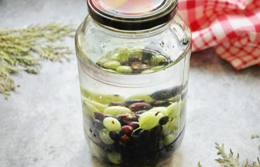 1. Этап. Настойка из черной смородины с крыжовником: Влейте к ягодам с сахаром водку и плотно закройте. Потрясите немного банку и уберите в темное место.