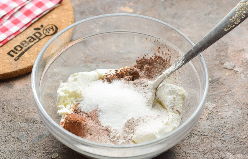 1. Этап. Сырники с какао: Добавьте следом ванильный сахар к творогу.