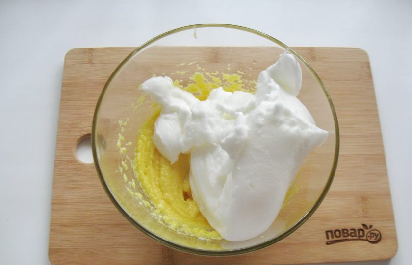 1. Этап. Торт Метелица: Белки взбейте в пышную, устойчивую пену и выложите в тесто. Перемешайте с остальными ингредиентами.