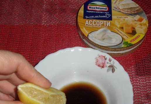 1. Этап. Запеченная скумбрия с овощами и сыром: В небольшую миску наливаем соевый соус. Добавляем лимонный сок. Перемешиваем.