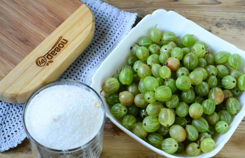 1. Этап. Варенье из крыжовника изумрудное: Подготовьте все необходимые ингредиенты. Крыжовник переберите и залейте холодной водой, так весь мусор всплывет, и его легко будет убрать. Хорошенько промойте все ягодки и удалите хвостики. Каждую ягодку проколите иголкой или зубочисткой. Это поможет сохранить форму крыжовника.