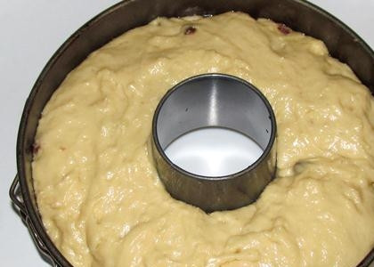 1. Этап. Кулич с изюмом: В это вермя разогрейте духовку до 180 градусов. Смажьте форму оставшимся маслом. Выложите в неё тесто. Можете оставить его ещё минут на 30, чтобы оно увеличилось в полтора раза.