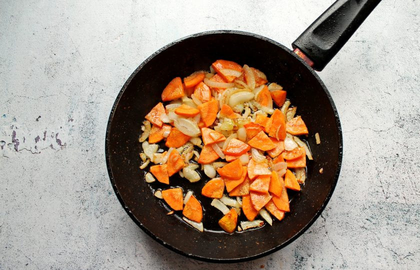 1. Этап. Томленая пашина: Мясо переложите в кастрюлю с толстым дном. На сковороде после мяса обжарьте порезанный репчатый лук, и морковь в течение 3 минут на сильном огне.