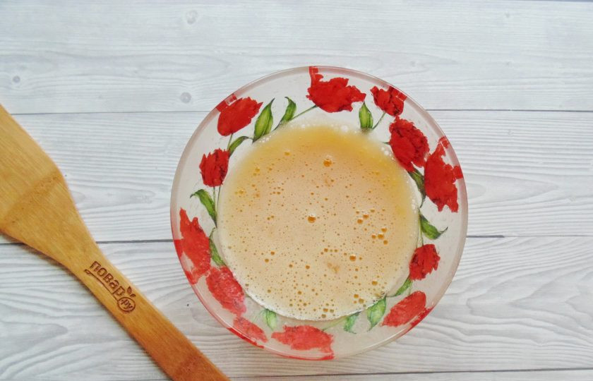 1. Этап. Медовый торт с вишней: Венчиком или миксером взбейте яйца с сахаром до образования пены.