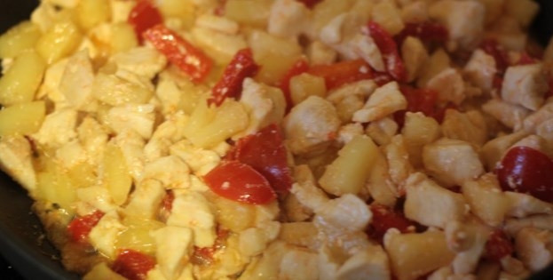 1. Этап. Курица в кисло-сладком соусе с рисом: Готовьте минуты 3-4. За это время быстренько сделайте соус.