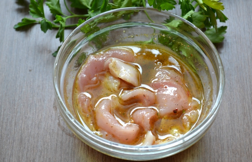 1. Этап. Маринад для индейки: Порежьте филе индейки на небольшие кусочки и сложите в маринад. Мясо должно плавать в маринаде, а не просто быть смазанным им.