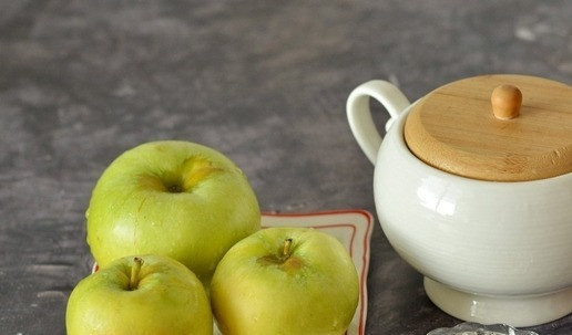 1. Этап. Яблоки, печёные дольками: Подготовьте необходимые продукты. Яблоки подойдут любые, но лучше брать яблоки плотные и чуть кисловатые, так как они хорошо держат форму после запекания. Идеальные сорта - Гренни смит или Симиренко.