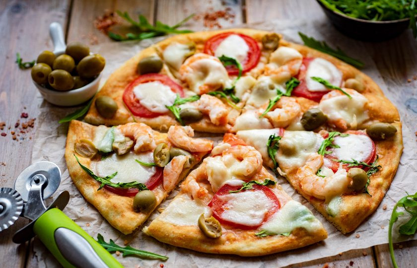 1. Этап. Пицца с оливками и креветками: Горячую пиццу нарежьте на порционные кусочки и подавайте к столу.