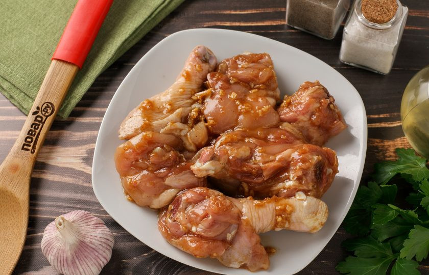 1. Этап. Курица, жареная в соевом соусе: Добавьте к мясу маринад и тщательно перемешайте. Оставьте мариноваться минимум на два часа.