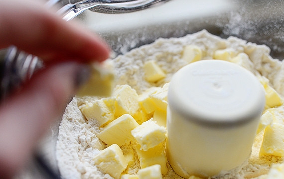 1. Этап. Песочное печенье с подливой: 2. Добавьте в сухую смесь порезанное на мелкие кубики сливочное масло и сухое молоко.