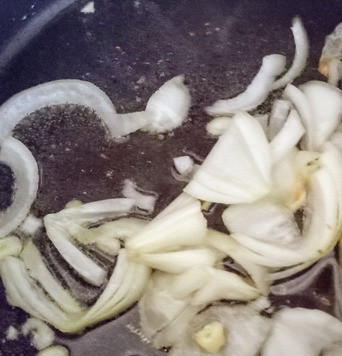 1. Этап. Тайский суп: Разогреть оливковое масло в казане и томить лук 2-3 минуты.