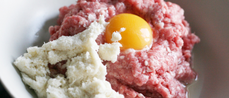 1. Этап. Котлеты на пару из телятины: Смешайте руками фарш с яйцом и хлебом.