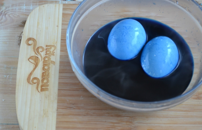 1. Этап. Красивые пасхальные яйца: Так же окрасьте яйца в голубой цвет. Я окрасила яйца только в два цвета, но вы можете взять 4-5 красителей, получится еще интереснее!