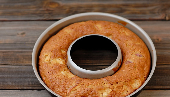 1. Этап. Яблочный кекс: 2. Запекаем 40 минут при 200 градусах в духовке. Когда спичка из теста выходит сухая, - можно доставать.