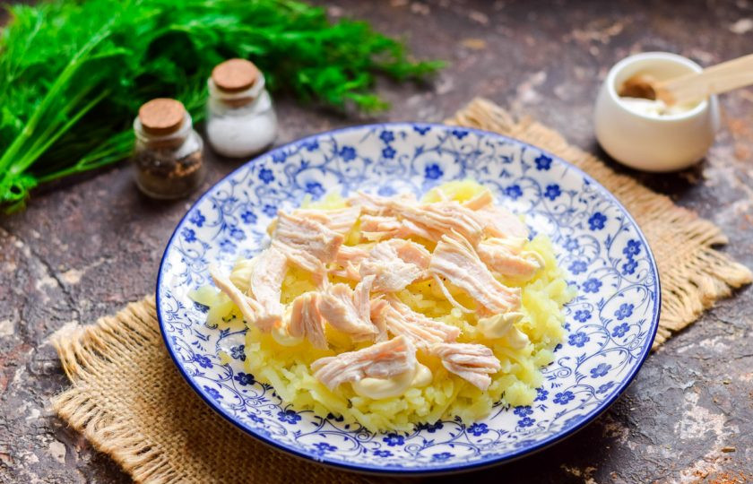 1. Этап. Салат Лебединый пух с пекинской капустой: Куриное филе нарвите волокнами, выложите поверх картофеля.