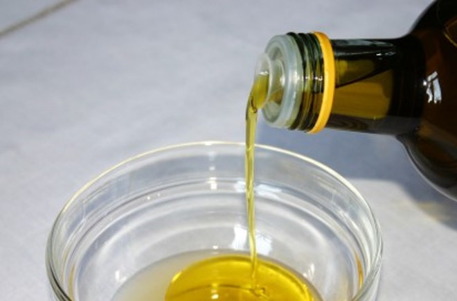 1. Этап. Заправка к греческому салату: Добавьте оливковое масло. (Если нет оливкового – можно взять подсолнечное)