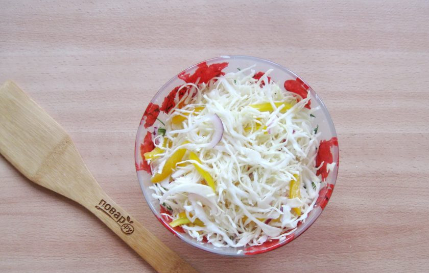 1. Этап. Капустный салат по-немецки: Перемешайте капусту, лук и перец. Помните немного руками, чтобы овощи пустили сок.