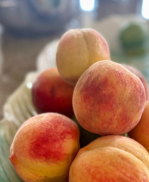 1. Этап. Манная каша без комочков. В мультиварке: А еще … у соседа созрели персики. Поделился, конечно. У нас в горах по-другому нельзя. Вот и едим.