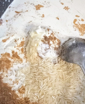 1. Этап. Рисовый пудинг с корицей и черникой: Разогреть духовку до 160С. В ёмкости для запекания смешать масло, рис, сахар, 3/4 чайной ложки корицы, лимонный сок, соль, молоко и сливки. Запекать 1час 50минут.