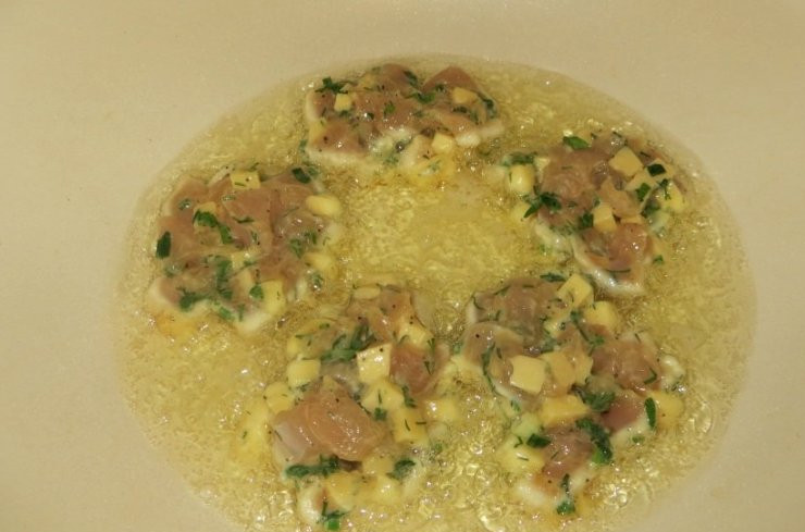 1. Этап. Куриные котлеты Нежность: По истечении времени наливаем в кастрюлю растительное масло и хорошенько его разогреваем. Столовой ложкой выкладываем котлетки в масло и обжариваем их до румяного золотистого цвета с обеих сторон.