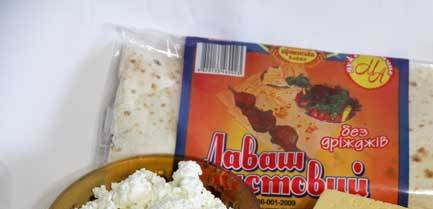 1. Этап. Лаваш с творогом: 1. Подготовьте основные составляющие блюда. Сыр лучше брать домашний, но за неимением такового замените его адыгейским сыром или творогом. Еще понадобится сметана, соль, чеснок и свежая зелень.