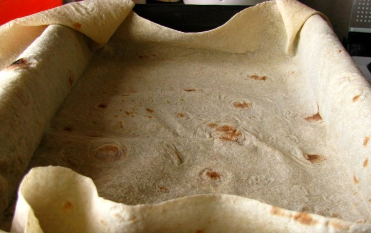 1. Этап. Ачма из лаваша в духовке: Теперь берем форму для запекания, смазываем ее растительным маслом и выкладываем на дно слой лаваша так, чтобы его края свисали с боков.