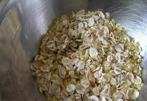 1. Этап. Яблочно-банановый крамбл: Хлопья смешайте с мятным сиропом.