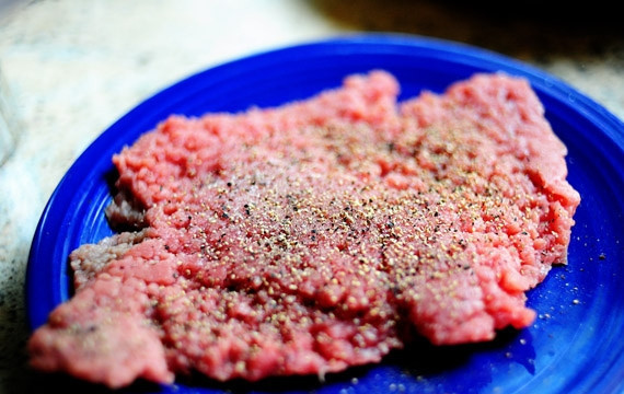 1. Этап. Раунд-стейк: 2. Хорошо отбейте стейки, чтобы мясо стало мягким и тонким.