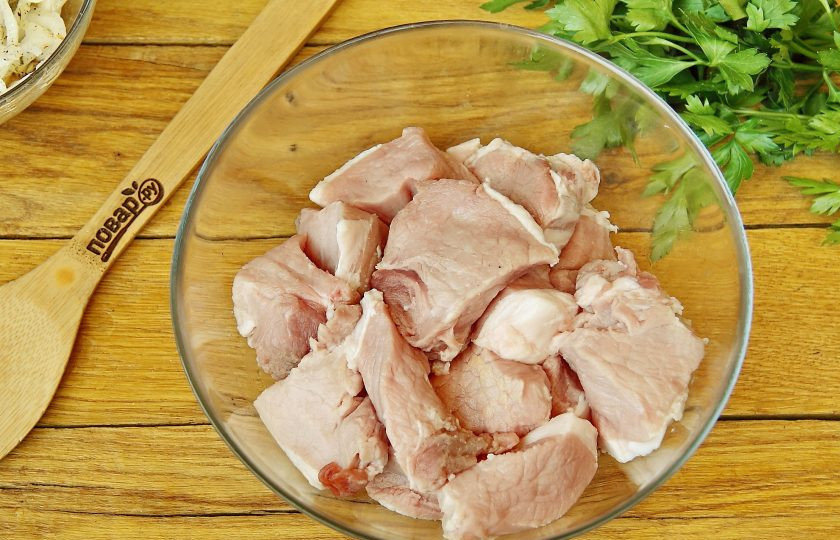 1. Этап. Шашлык с чесноком: Мясо нарежьте крупными кусочками.
