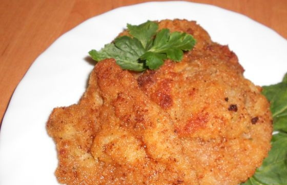 1. Этап. Шницель по-венски: В разогретом масле на сильном огне обжарьте шницели по 5 минут с каждой стороны. Уберите лишний жир салфетками. Приятного аппетита!