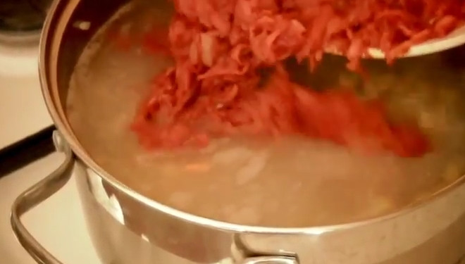 1. Этап. Домашний рассольник с рисом: 6. Зажарку отправьте вслед за огурцами. Добавьте соль, перец, лавровый лист, доведите до кипения.