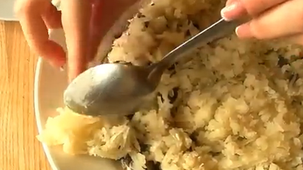 1. Этап. Салат Лисичка: 10. Часть картофеля следует выложить на края тарелки, формируя уши и хвост будущей лисички.