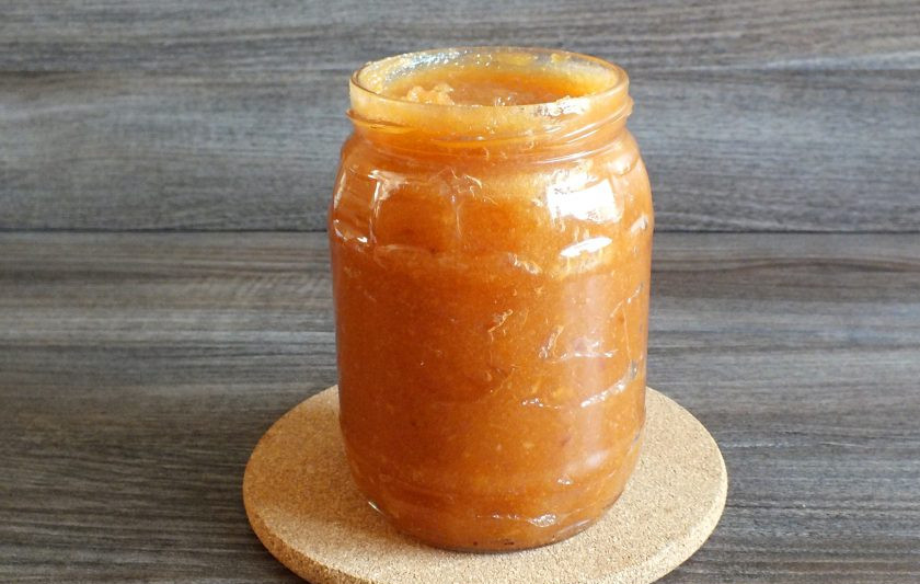 1. Этап. Яблочное повидло как в СССР: Горячее повидло выложите в банку, слегка утрамбовывая ложкой.