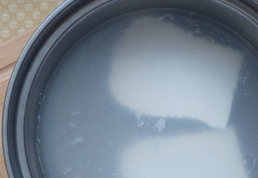 1. Этап. Овощной салат с вареным адыгейским сыром: Залить кипятком, довести до кипения и варить минут 5.