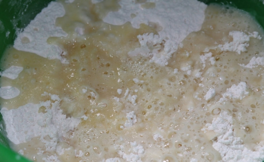 1. Этап. Тесто на вареники с картошкой: 1. В кастрюлю наливаем воду, добавляем масло и соль. Эту смесь доводим до кипения, добавляем к ней 250 граммов муки. Быстро перемешиваем.