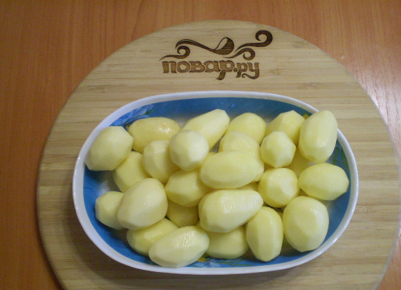 1. Этап. Картофель кусочками в духовке: Картофель нужно вымыть и очистить от кожуры.