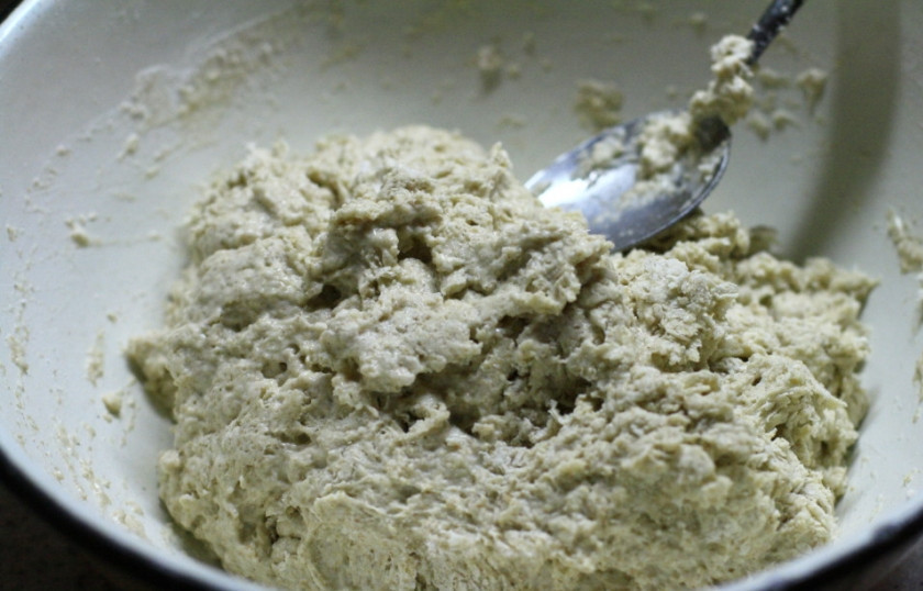 1. Этап. Бездрожжевой хлеб на кефире: 1. В отдельной миске смешаем сначала очень тщательно смешаем между собой все сухие ингредиенты, это нужно для того, чтобы готовый хлеб был воздушным. Далее понемногу уже вливаем жиденький кефир, тщательно перемешиваем.