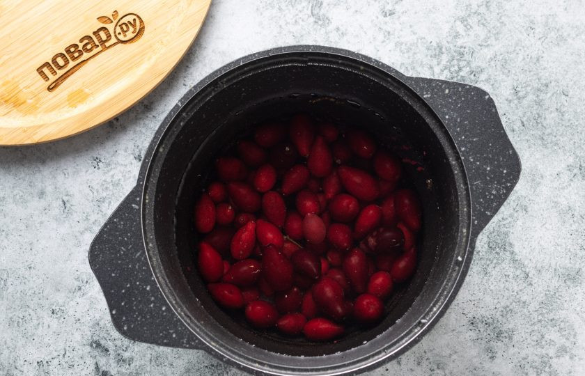 1. Этап. Варенье из кизила без косточек: Переложите кизил в кастрюлю, влейте воду и доведите до кипения. Проварите 8-10 минут, пока ягоды не станут мягкими и не начнут лопаться.