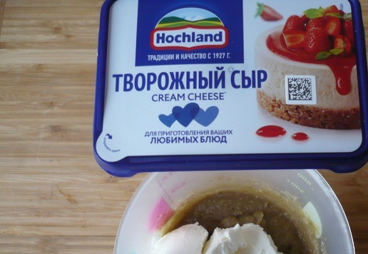 1. Этап. Паштет из баклажанов с творожным сыром: Посолите и поперчите по вкусу, добавите творожный сыр ТМ 