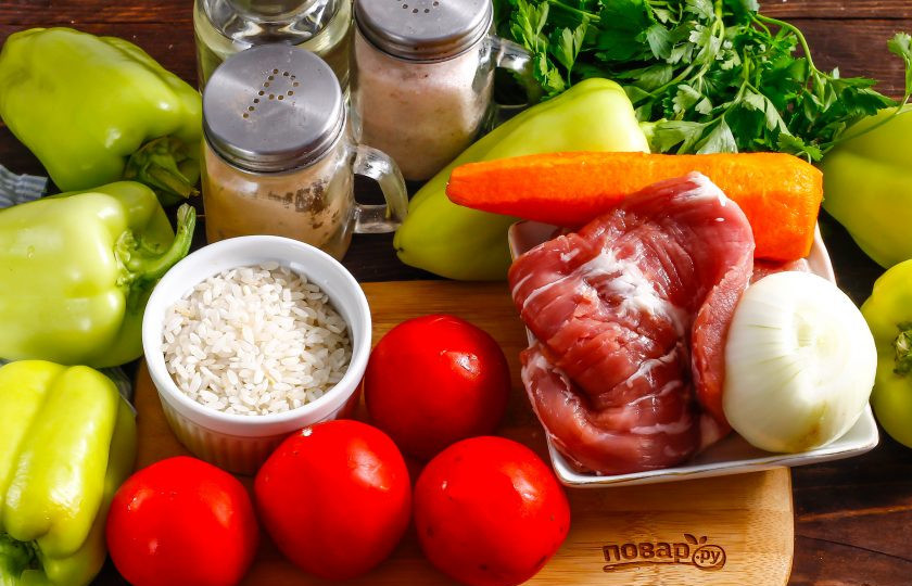 1. Этап. Фаршированный перец по-узбекски: Подготовьте указанные ингредиенты. Баранину используйте слегка жирноватую, чтобы блюдо не получилось суховатым на вкус.