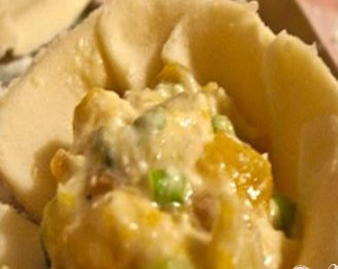 1. Этап. Творожные плюшки Бешеная тыква: 4. В центр раскатанного теста кладем по одной столовой ложке приготовленной начинки. Теперь собираем края теста к его середине.