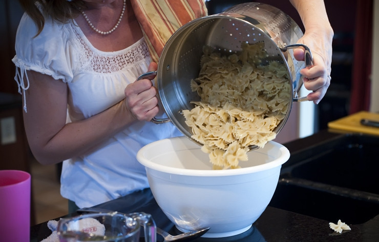 1. Этап. Cалат с макаронами Бантики: Добавляем макароны в миску.