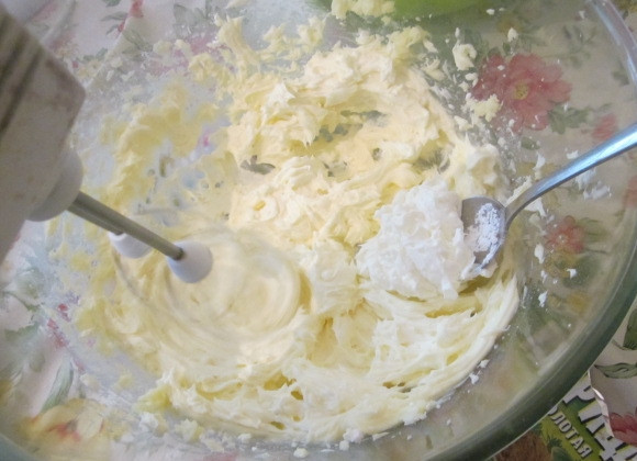 1. Этап. Вкусный крем для торта: В масляный крем понемногу добавляйте сыр. Также внесите ванилин.