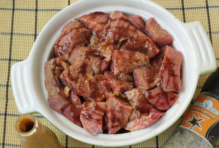 1. Этап. Маринад на ночь для говядины: Мясо смазываем горчицей и перемешиваем с луком. Обязательно солим хорошенько, сбрызгиваем лимонным соком и гранатовым. Ставим под гнет и на ночь в холодильник.